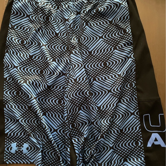 Under Armor Shorts - size youth large - Picture 3 of 6